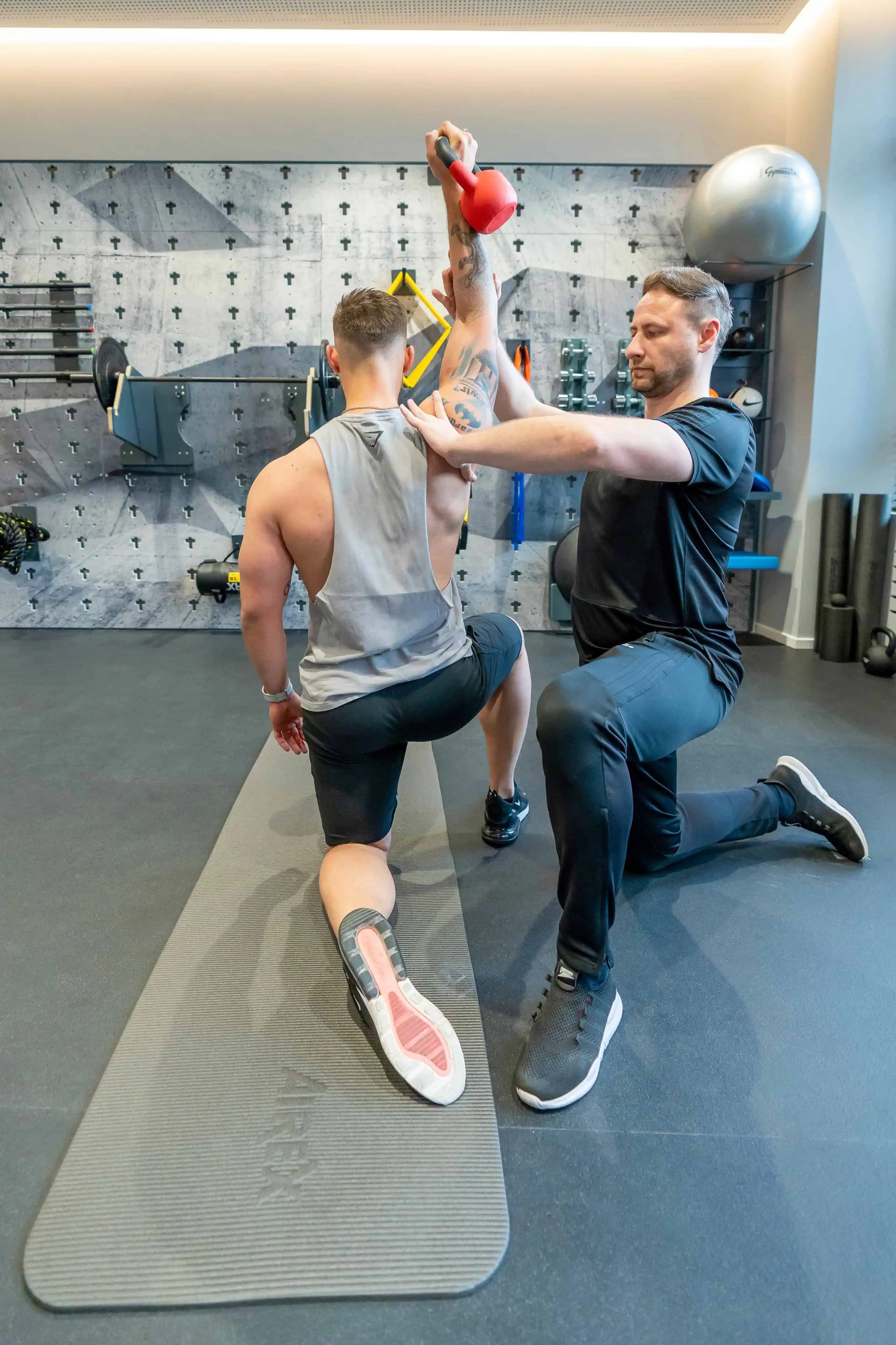 Physiotherapeutin unterstützt Patientin beim Training